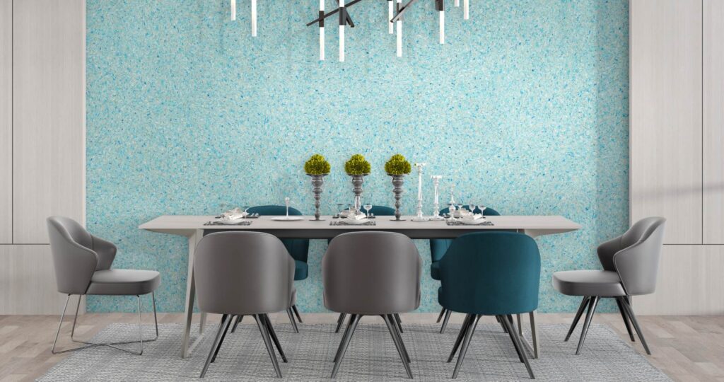 Elegantes Esszimmer mit türkisfarbener Belka Tapete, modernem Esstisch und stilvollen Stühlen.