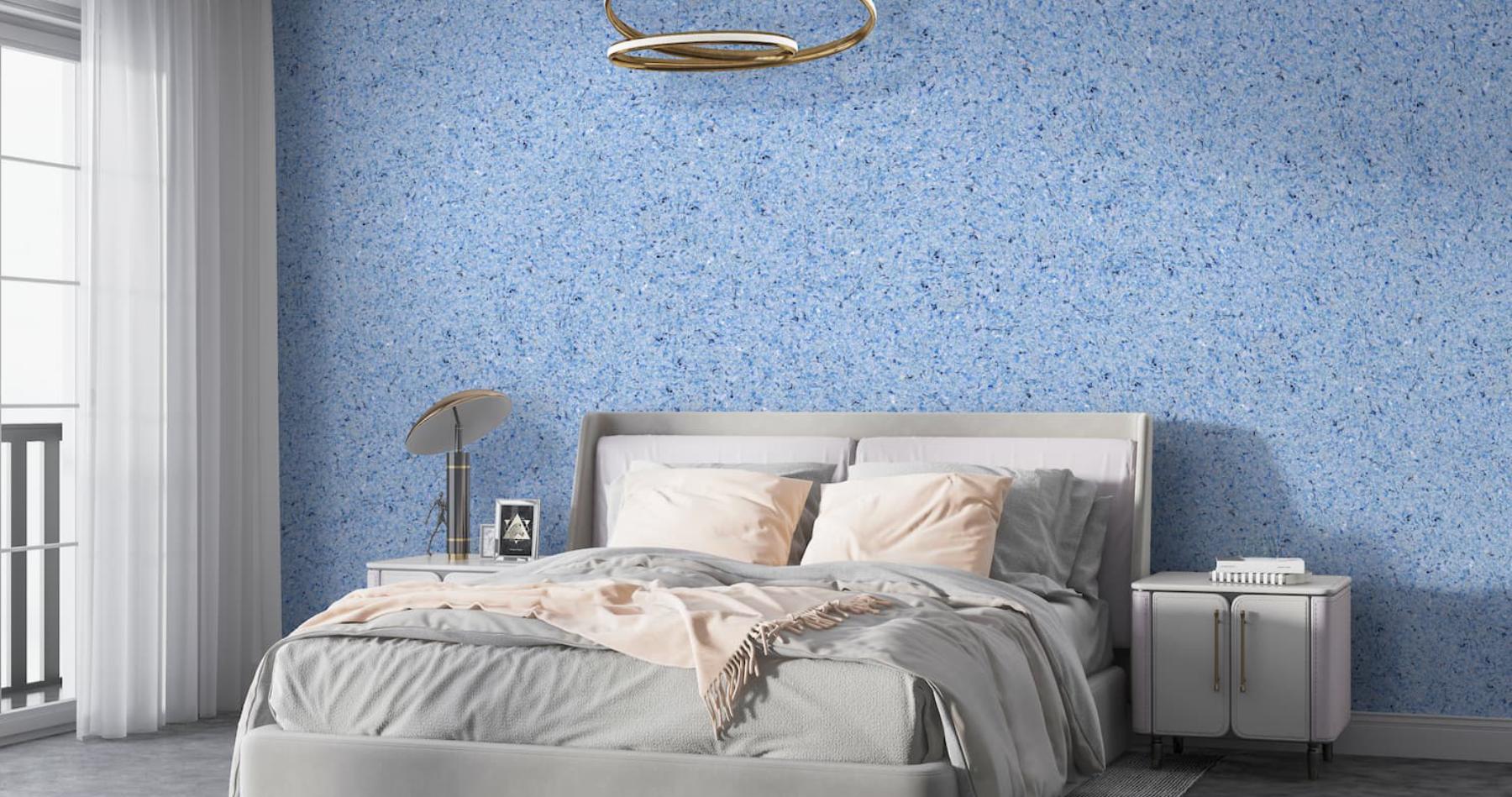Helles Schlafzimmer mit einer sanften, blauen Belka tapete zuhause, minimalistischer Einrichtung und eleganten Pastelltönen.