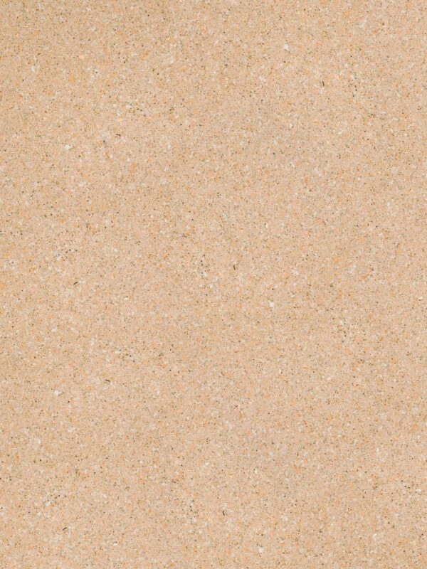 Belka Y2501 Tapete in Sundial Beige an Wohnzimmerwand – moderne, selbstklebende Baumwolltapete mit natürlicher Textur, ideal für umweltfreundliche, warme und schallgedämmte Raumgestaltung.