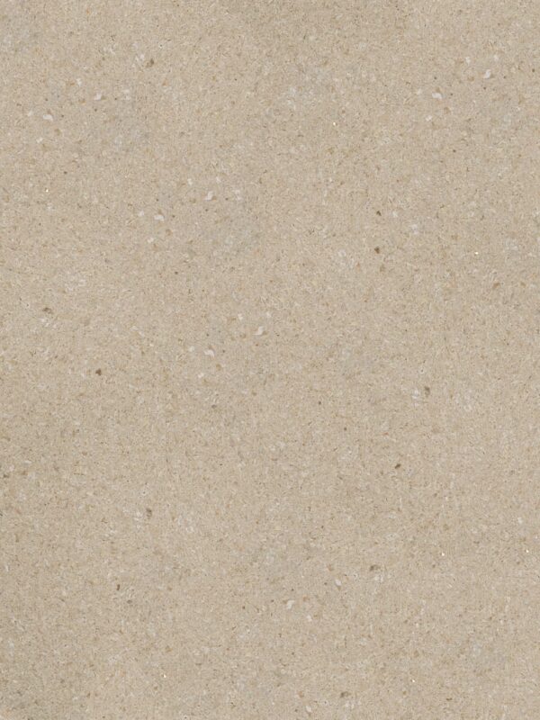 "Belka Y2502 Portland Stone Tapete – glatte, elegante, weiße Wandbeschichtung aus Baumwollzellulose, aufgetragen auf einer Wohnzimmerwand, mit natürlichem Licht für eine helle, moderne Atmosphäre.