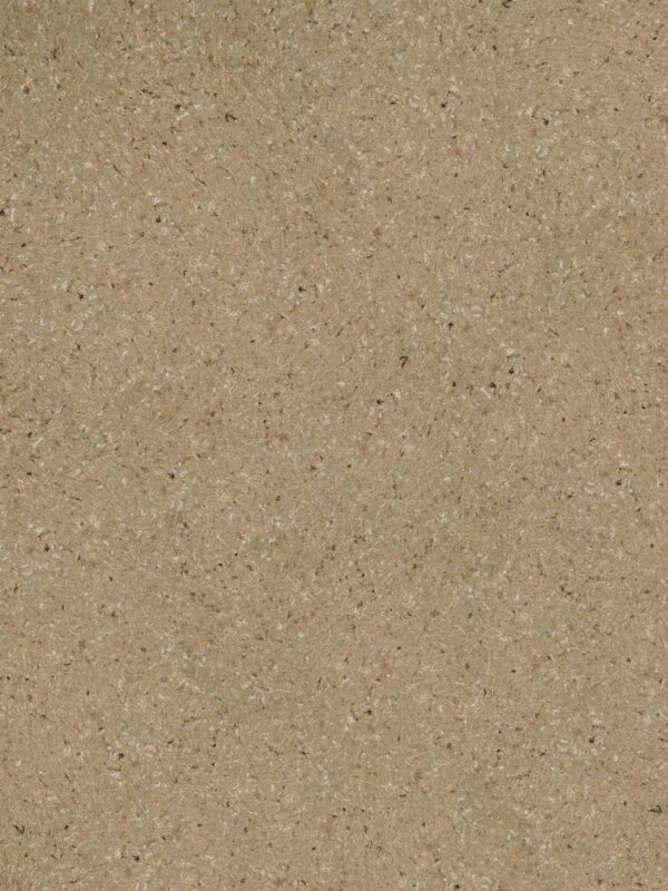 Belka Y2505 Tapete Caramelized auf einer modernen Wohnzimmerwand. Die warme, strukturierte Oberfläche harmoniert mit Holz- und Cremetönen, schafft eine gemütliche, elegante Atmosphäre. Im Licht schimmert die Tapete sanft und betont natürliche Wärme.