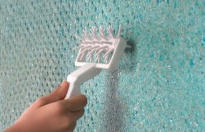 Akustik Tapete – fugenlose Wandbeschichtung für weniger NachhallPerforationsrolle auf frischer Oberfläche erhöht die wirksame Fläche und unterstützt die Diffusion.