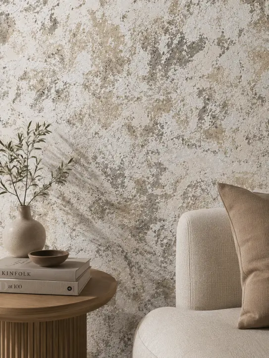 BELKA Tapete MIX4018 Naturatelier als organische und wohnliche Akzentwand in Elfenbein, Weiß, Warm Neutral und Earthy Sage im Wohnzimmer