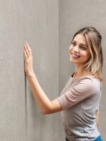 Belka 11 Tapete in Gold-Beige – moderne Wandgestaltung mit edlem Glanz und warmem Charakter.