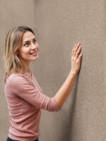 Belka B12 Tapete in Taupe – Moderne Wandgestaltung mit hochwertiger, natürlichen Wandtapete, die sowohl Wärme- als auch Schalldämmung bietet. Ideal für stilvolle und funktionale Innenräume.