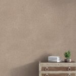 Belka B12 Tapete in Taupe – Moderne Wandgestaltung mit hochwertiger, natürlichen Wandtapete, die sowohl Wärme- als auch Schalldämmung bietet. Ideal für stilvolle und funktionale Innenräume.