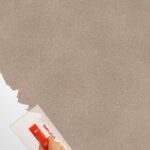 Belka B12 Tapete in Taupe – Moderne Wandgestaltung mit hochwertiger, natürlichen Wandtapete, die sowohl Wärme- als auch Schalldämmung bietet. Ideal für stilvolle und funktionale Innenräume.