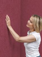 Belka B16 Tapete in Pflaume – Elegante Wandtapete in einem warmen, pflaumenfarbenen Ton, perfekt für moderne Wandgestaltungen mit exzellenter Wärme- und Schalldämmung.