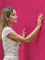 Belka B19 Tapete in Magenta – Kräftige, moderne Wandtapete in ausdrucksvollem Farbton, ideal für stilvolle Innenräume mit zusätzlicher Wärme- und Schalldämmung