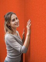 Belka B21 Tapete in Orange – Moderne Wandtapete in einem warmen Orangeton, ideal für lebendige Raumgestaltungen mit zusätzlicher Wärme- und Schalldämmung.
