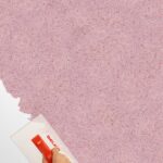 Belka B28 Tapete in Mauve – Elegante Wandtapete in sanftem Mauve-Ton, perfekt für moderne Wandgestaltungen mit zusätzlicher Wärme- und Schalldämmung.