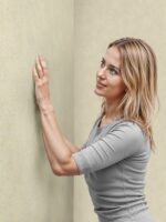 Belka B30 Tapete in Gelb und Creme – Helle, freundliche Wandtapete für moderne Raumgestaltungen, kombiniert ästhetisches Design mit effizienter Wärme- und Schalldämmung.