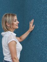 "Belka B33 Tapete in Blau – Moderne Wandtapete in beruhigendem Blauton, ideal für stilvolle Raumgestaltungen mit hervorragender Wärme- und Schalldämmung.