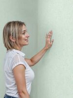 "Belka B37 Tapete in Salbeigrün – Natürliche, moderne Wandtapete in trendigem Salbeigrün, ideal für ruhige Raumgestaltungen mit effektiver Wärme- und Schalldämmung.