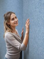 Belka B42 Tapete in Hellblau – Zarte, moderne Wandtapete in beruhigendem Hellblauton, perfekt für luftige Raumgestaltungen mit effektiver Wärme- und Schalldämmung.