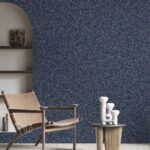 Belka B46 Tapete in Dunkelblau – Edle, moderne Wandtapete in tiefem Blau, perfekt für stilvolle Raumgestaltungen mit hervorragender Wärme- und Schalldämmung
