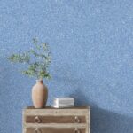 Belka B55 Tapete Hellblau Glitzer – Moderne Wandgestaltung: Selbstklebende Baumwolltapete in sanftem Hellblau mit funkelndem Glitzereffekt, umweltfreundlich, mit Wärme- und Schalldämmung. Ideal für Wohnzimmer, Schlafzimmer oder Babyzimmer