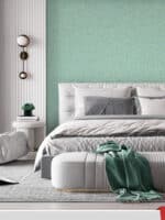Ein gemütliches und stilvolles Schlafzimmer mit Wänden, die mit der Belka Tapete Türkis Muster bedeckt sind.