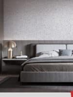 Ein gemütliches und stilvolles Schlafzimmer mit Wänden, die mit der Belka Tapete Hellgrau bedeckt sind.