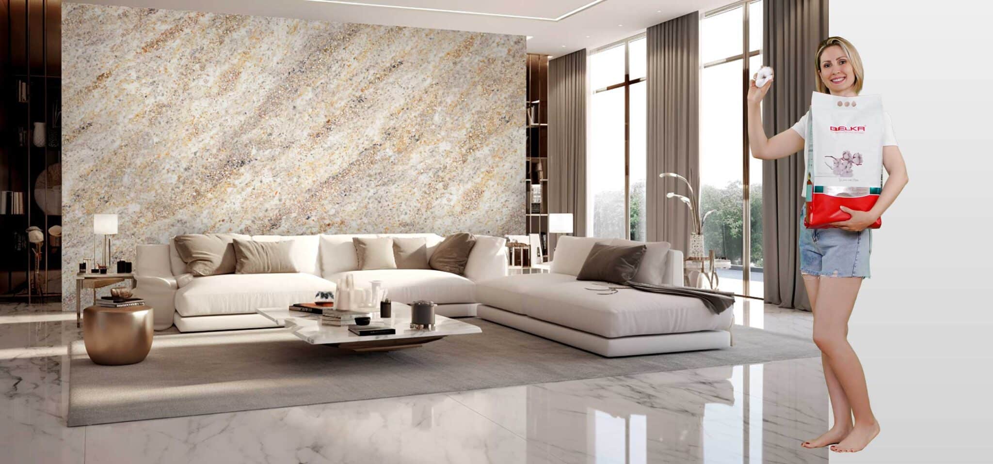 Ein luxuriöses Wohnzimmer mit Belka-Tapete in Marmor-Design an den Wänden. Eine blonde Frau hält eine Packung Belka.