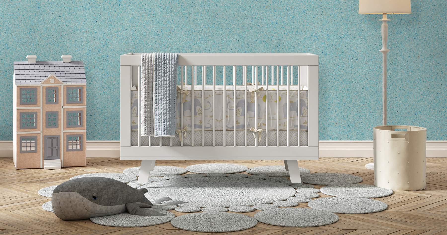 Ruhiges Babyzimmer mit blauer Schalldämmung tapete, weißem Kinderbett und liebevollen Dekorationen.