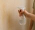 7 Methoden, mit denen du alte Tapeten schnell und sauber ablöst Tapetenlöser mit Wasser mischen Ein Tapetenlöser aus dem Baumarkt, mit warmem Wasser verdünnt, dringt tief ein und löst die Klebeschicht zwischen Tapete und Wand.