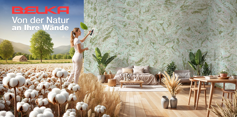 Frau trägt Belka Tapete mit einer Kelle auf eine Wohnzimmerwand auf; im Vordergrund Baumwollfeld, im Hintergrund ein gemütlicher Wohnraum mit Pflanzen und Naturtapete.