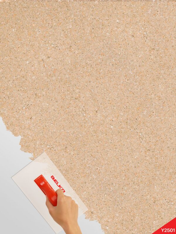 Belka Y2501 Tapete in Sundial Beige an Wohnzimmerwand – moderne, selbstklebende Baumwolltapete mit natürlicher Textur, ideal für umweltfreundliche, warme und schallgedämmte Raumgestaltung.