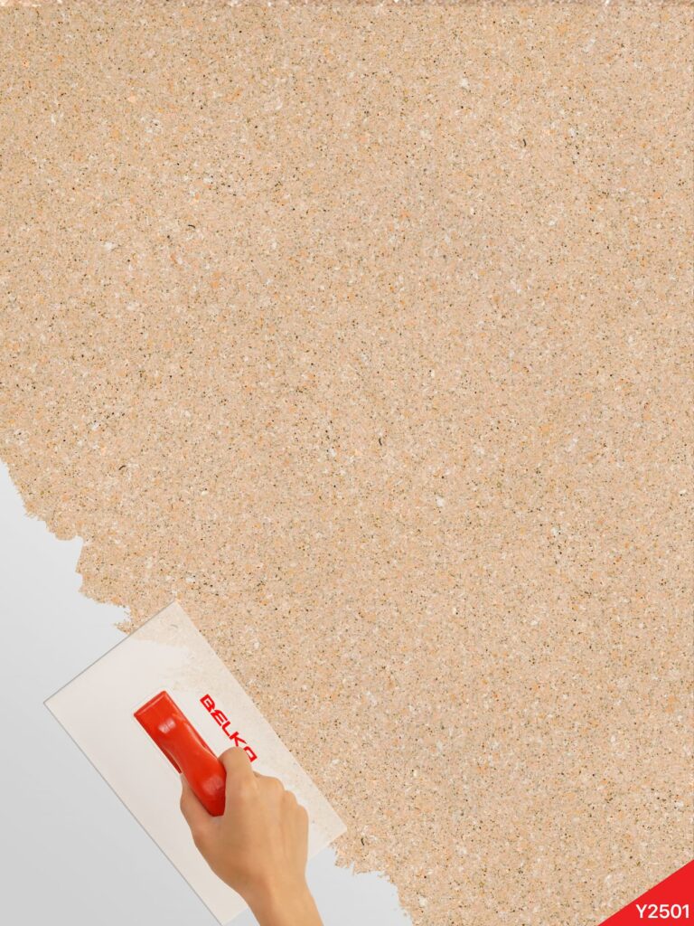 Belka Y2501 Tapete in Sundial Beige an Wohnzimmerwand – moderne, selbstklebende Baumwolltapete mit natürlicher Textur, ideal für umweltfreundliche, warme und schallgedämmte Raumgestaltung.