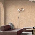 Belka Y2501 Tapete in Sundial Beige an Wohnzimmerwand – moderne, selbstklebende Baumwolltapete mit natürlicher Textur, ideal für umweltfreundliche, warme und schallgedämmte Raumgestaltung.