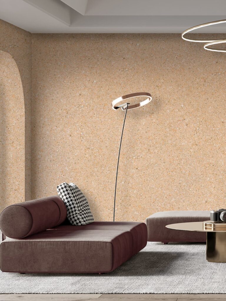 Belka Y2501 Tapete in Sundial Beige an Wohnzimmerwand – moderne, selbstklebende Baumwolltapete mit natürlicher Textur, ideal für umweltfreundliche, warme und schallgedämmte Raumgestaltung.