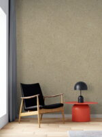 "Belka Y2502 Mandelweiß Tapete – glatte, elegante, weiße Wandbeschichtung aus Baumwollzellulose, aufgetragen auf einer Wohnzimmerwand, mit natürlichem Licht für eine helle, moderne Atmosphäre.