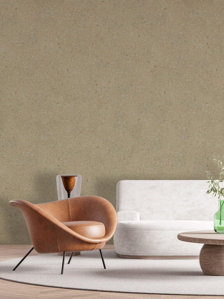 "Belka Y2502 Mandelweiß Tapete – glatte, elegante, weiße Wandbeschichtung aus Baumwollzellulose, aufgetragen auf einer Wohnzimmerwand, mit natürlichem Licht für eine helle, moderne Atmosphäre.