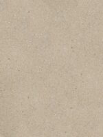 "Belka Y2502 Portland Stone Tapete – glatte, elegante, weiße Wandbeschichtung aus Baumwollzellulose, aufgetragen auf einer Wohnzimmerwand, mit natürlichem Licht für eine helle, moderne Atmosphäre.