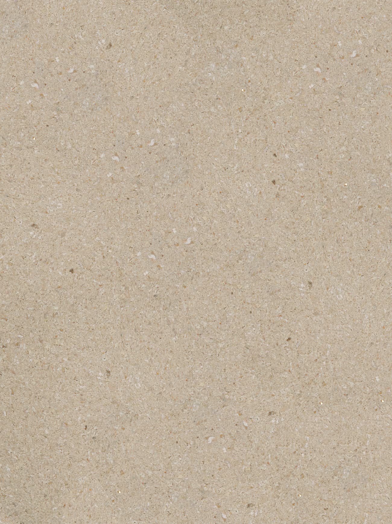 "Belka Y2502 Portland Stone Tapete – glatte, elegante, weiße Wandbeschichtung aus Baumwollzellulose, aufgetragen auf einer Wohnzimmerwand, mit natürlichem Licht für eine helle, moderne Atmosphäre.