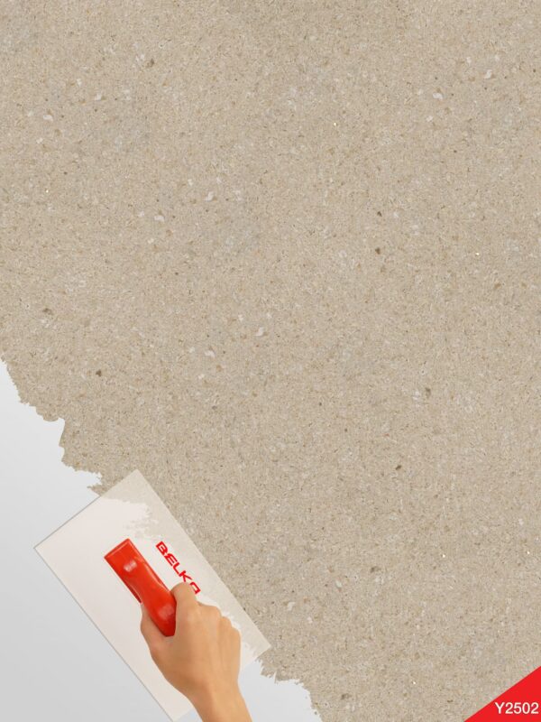 "Belka Y2502 Portland Stone Tapete – glatte, elegante, weiße Wandbeschichtung aus Baumwollzellulose, aufgetragen auf einer Wohnzimmerwand, mit natürlichem Licht für eine helle, moderne Atmosphäre.