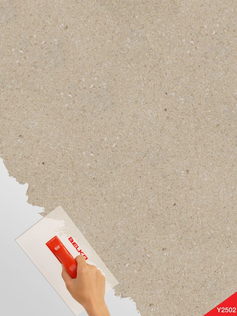 "Belka Y2502 Portland Stone Tapete – glatte, elegante, weiße Wandbeschichtung aus Baumwollzellulose, aufgetragen auf einer Wohnzimmerwand, mit natürlichem Licht für eine helle, moderne Atmosphäre.