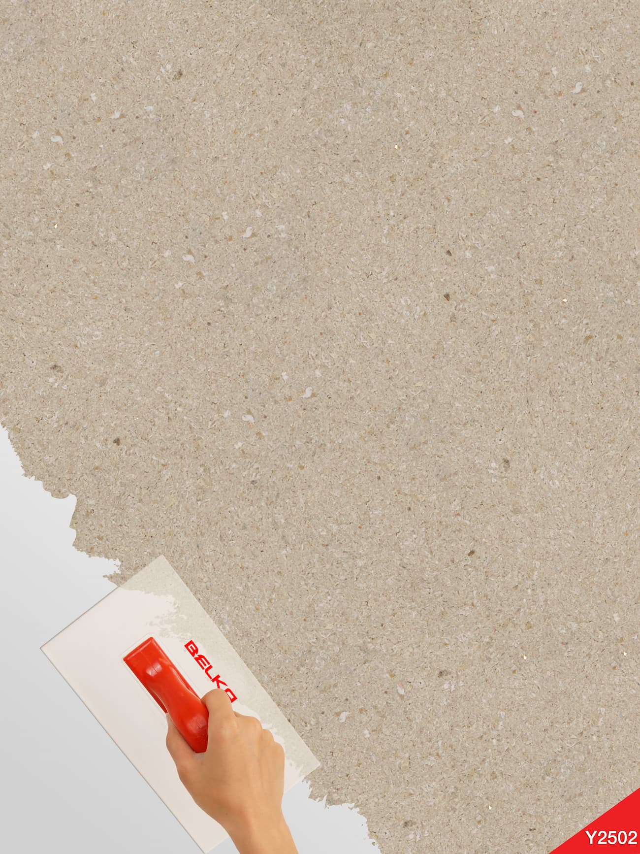 "Belka Y2502 Portland Stone Tapete – glatte, elegante, weiße Wandbeschichtung aus Baumwollzellulose, aufgetragen auf einer Wohnzimmerwand, mit natürlichem Licht für eine helle, moderne Atmosphäre.