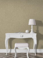 Beige Belka Y2503 Tapete Leinenbeige, aufgetragen auf eine Wohnzimmerwand in moderner Optik. Die natürliche, strukturierte Oberfläche harmoniert mit Holzmöbeln und weißer Deko und schafft eine schlichte, elegante Atmosphäre. Die Tapete zeigt im Licht einen warmen, leicht glänzenden Ton.