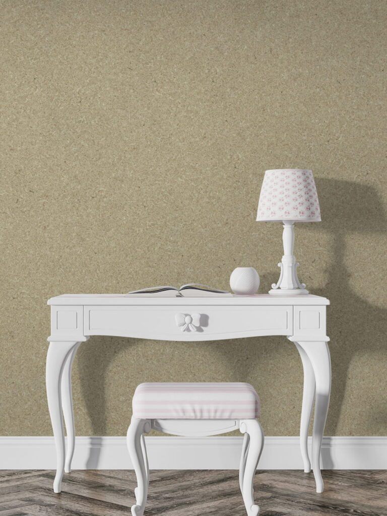 Beige Belka Y2503 Tapete Leinenbeige, aufgetragen auf eine Wohnzimmerwand in moderner Optik. Die natürliche, strukturierte Oberfläche harmoniert mit Holzmöbeln und weißer Deko und schafft eine schlichte, elegante Atmosphäre. Die Tapete zeigt im Licht einen warmen, leicht glänzenden Ton.