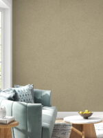 Beige Belka Y2503 Tapete Leinenbeige, aufgetragen auf eine Wohnzimmerwand in moderner Optik. Die natürliche, strukturierte Oberfläche harmoniert mit Holzmöbeln und weißer Deko und schafft eine schlichte, elegante Atmosphäre. Die Tapete zeigt im Licht einen warmen, leicht glänzenden Ton.