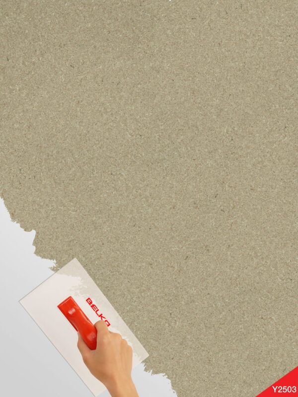 Beige Belka Y2503 Tapete Leinenbeige, aufgetragen auf eine Wohnzimmerwand in moderner Optik. Die natürliche, strukturierte Oberfläche harmoniert mit Holzmöbeln und weißer Deko und schafft eine schlichte, elegante Atmosphäre. Die Tapete zeigt im Licht einen warmen, leicht glänzenden Ton.
