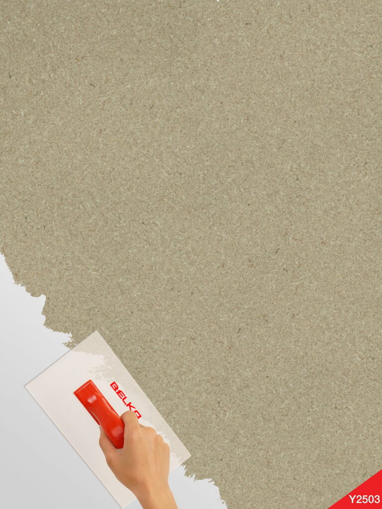 Beige Belka Y2503 Tapete Leinenbeige, aufgetragen auf eine Wohnzimmerwand in moderner Optik. Die natürliche, strukturierte Oberfläche harmoniert mit Holzmöbeln und weißer Deko und schafft eine schlichte, elegante Atmosphäre. Die Tapete zeigt im Licht einen warmen, leicht glänzenden Ton.