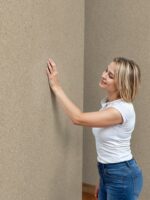 Belka Y2503 Tapete in Warm Neutral für moderne Wandgestaltung – umweltfreundlich, atmungsaktiv, EMF-reduzierend und schalldämmend für gesunde Wohnräume.