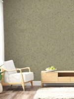 Wüstentaupenfarbene Belka Y2504 Tapete, aufgetragen auf eine moderne Wohnzimmerwand. Die warme, erdige Textur harmoniert mit minimalistischen Möbeln in Grau und Weiß, schafft eine gemütliche, stilvolle Atmosphäre. Im Licht schimmert die Tapete sanft und betont die natürliche Eleganz des Raumes