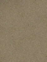 Karamellbeige Belka Y2505 Tapete auf einer modernen Wohnzimmerwand. Die warme, strukturierte Oberfläche harmoniert mit Holz- und Cremetönen, schafft eine gemütliche, elegante Atmosphäre. Im Licht schimmert die Tapete sanft und betont natürliche Wärme.