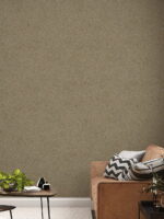 Karamellbeige Belka Y2505 Tapete auf einer modernen Wohnzimmerwand. Die warme, strukturierte Oberfläche harmoniert mit Holz- und Cremetönen, schafft eine gemütliche, elegante Atmosphäre. Im Licht schimmert die Tapete sanft und betont natürliche Wärme.