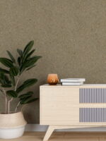 Karamellbeige Belka Y2505 Tapete auf einer modernen Wohnzimmerwand. Die warme, strukturierte Oberfläche harmoniert mit Holz- und Cremetönen, schafft eine gemütliche, elegante Atmosphäre. Im Licht schimmert die Tapete sanft und betont natürliche Wärme.