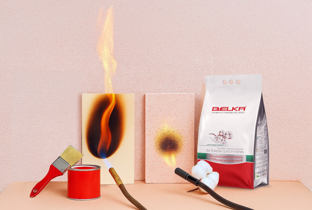 Vergleichstest von Wandbeschichtungen: Links brennbare Farbe mit Flamme, rechts Belka Baumwollputz mit leichter Verkohlung ohne Brandentwicklung.