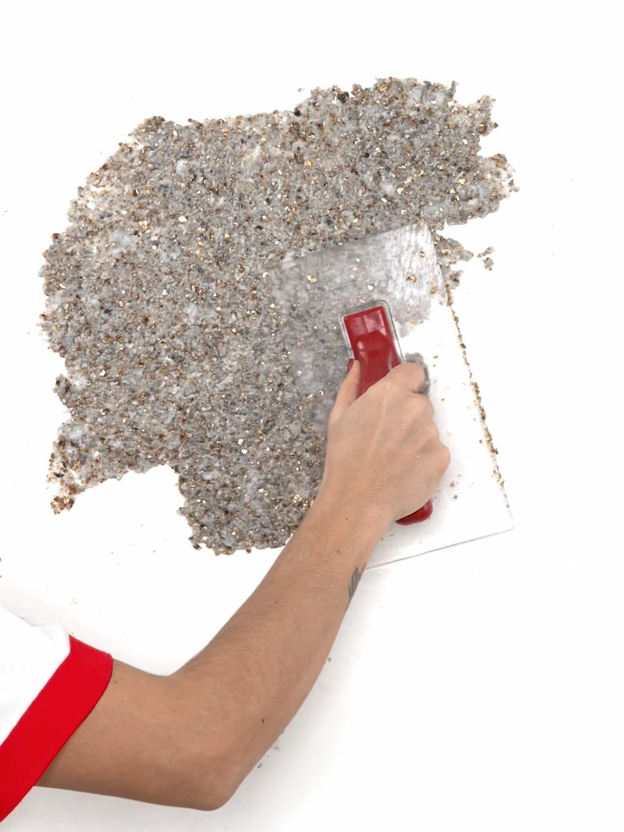 Baumwollputz – Einordnung: faserbasierte Wandbeschichtung (zum Auftragen) im Wohnraum, dünnschichtig und fugenlos.